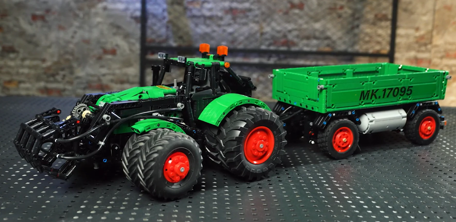 Traktor s valníkem a drapákem R/C Mould King 17095 - Technika